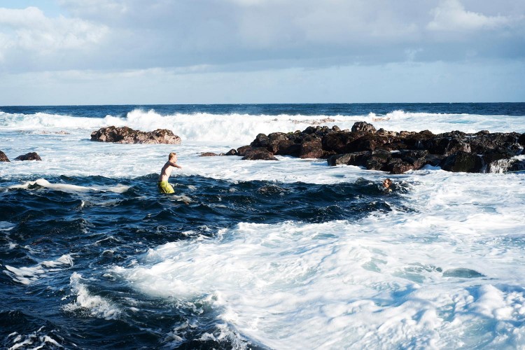 Parfois, la slackline disparait totalement sous les vagues!