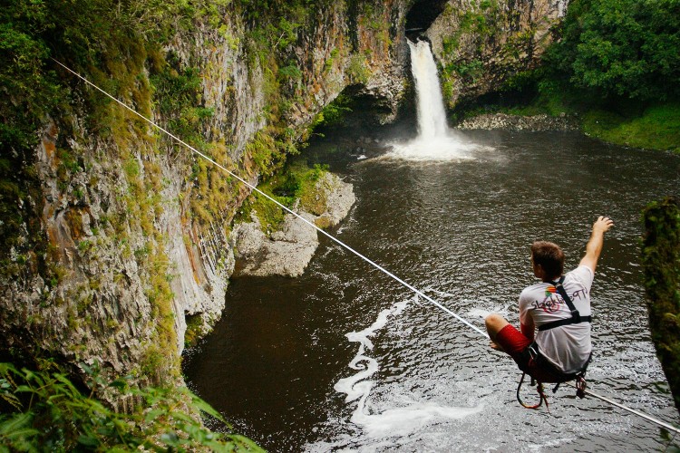 Il n'est pas beau le tee-shirt Slackline974??!!