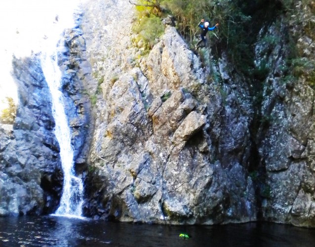 Pour arriver plus vite à la vasque recherchée, on shunt les rappels par des sauts.