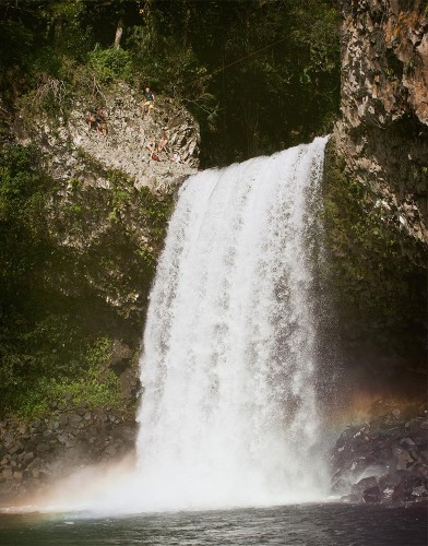 Quand le Soleil est présent, la vue est sublimée par un Arc en ciel au pied de la cascade.