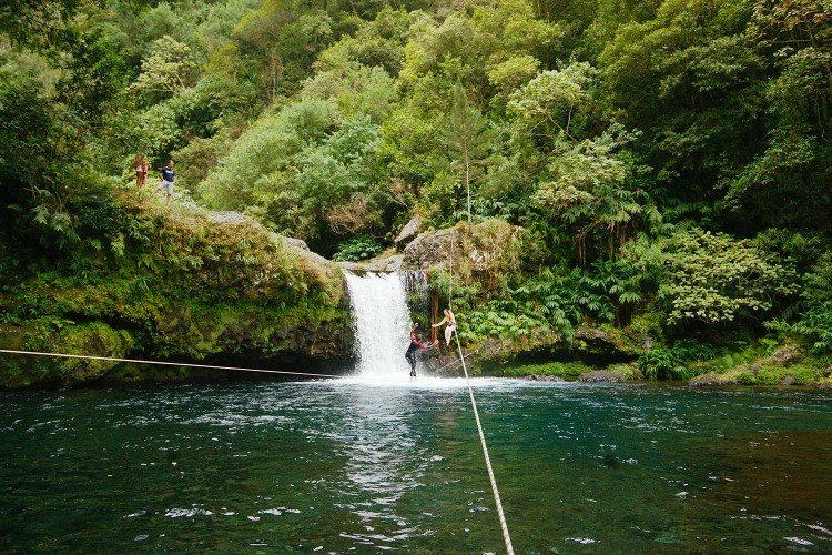 Tyrolienne et slackline avec tape dans la main té!