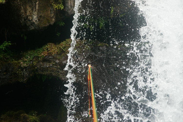 La ligne passe entre la cascade donc, simple pour se repérer.