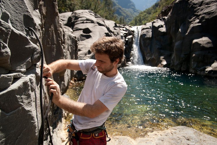 Petit souvenir pour le plaisir, les premières lunules pour la Slackline.
Problèmes d'arrondis, de corde mal préparés.
Dur de revoir son bras sans cicatrices aussi.....
