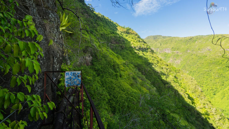 La ligne de vie visible dès le départ de la passerelle.
