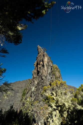 Escalade précaire pour l'accès aux broches, prudence.