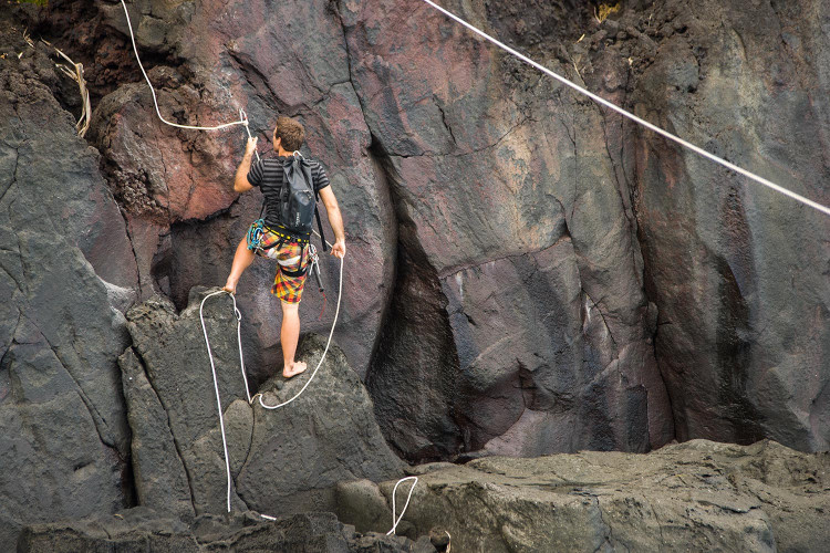Main courante équipée pour des méthodes de spéléologie. Pensez bien à éviter les frottements.
Merci encore une fois à 0-3000 pour les broches de la main courante!