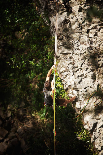 Plutôt que de se suspendre dans le vide pour prétendre la ligne, il est plus judicieux de le faire au sol en tirant un maximum de corde dans le mouflage pour permettre l'opération.