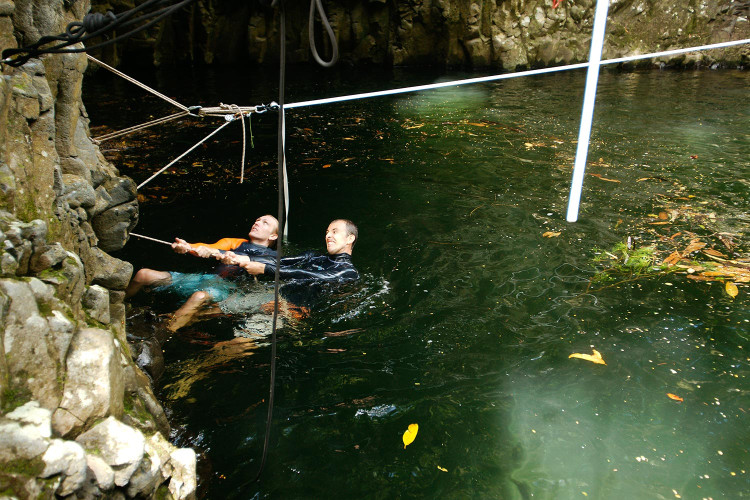 "Eh, attendez, vous pouvez vous remettre à tendre pour la photo?"Hugo, mauvais comédien va :p